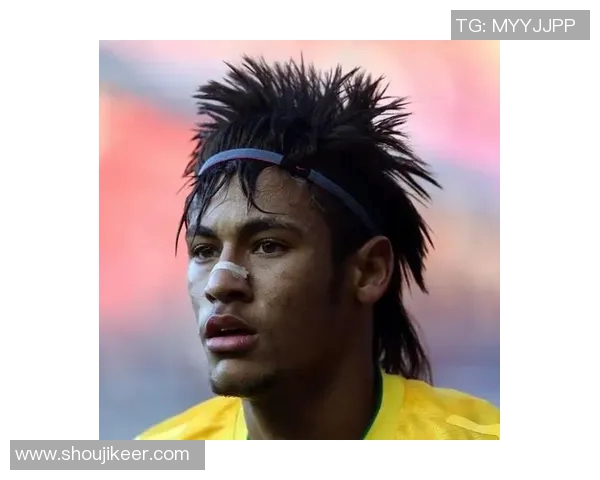 足球明星长发型女生图片展示时尚魅力与个性风格的完美结合