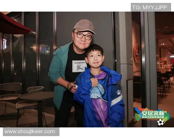 男孩追星梦实现与足球明星亲密互动签名视频记录 男孩追星梦实现与足球明星亲密互动签名视频记录