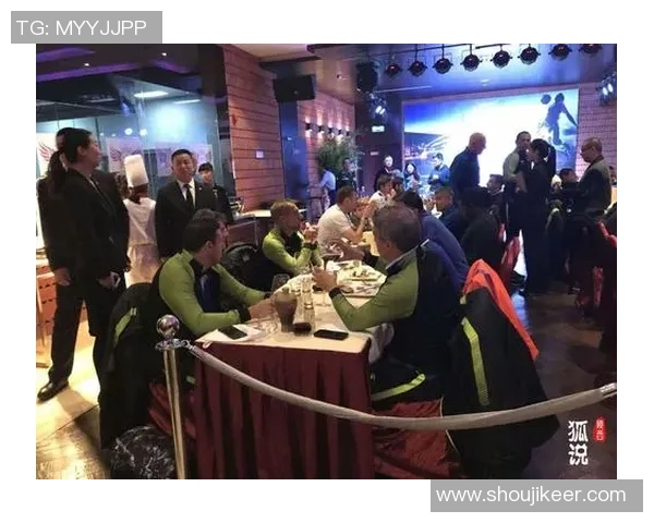 女星与足球明星亲密合照展现魅力与运动精神的完美结合